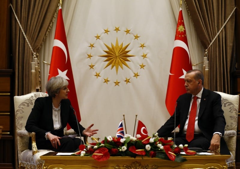 Theresa may rappelle la turquie a ses devoirs democratiques