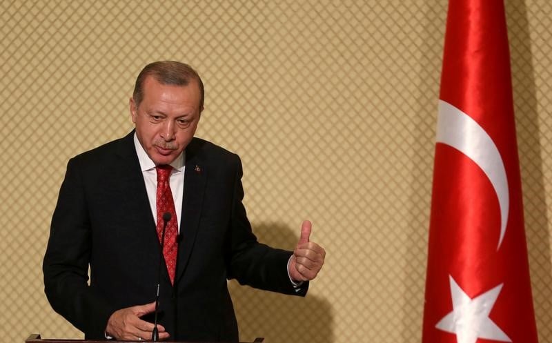 Macron recoit erdogan, partenaire crucial et "illiberal"
