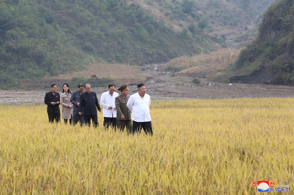 Coree du nord-kim jong-un et sa soeur visitent une region touchee par les inondations