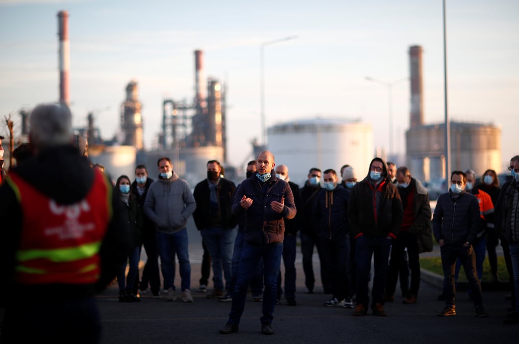 A donges, "l’arret conjoncturel" de la raffinerie total inquiete ses salaries
