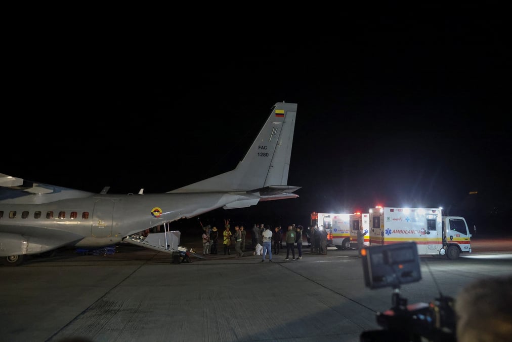 Les enfants retrouves vivants dans la jungle, des semaines apres l'accident d'avion, arrivent a bogota