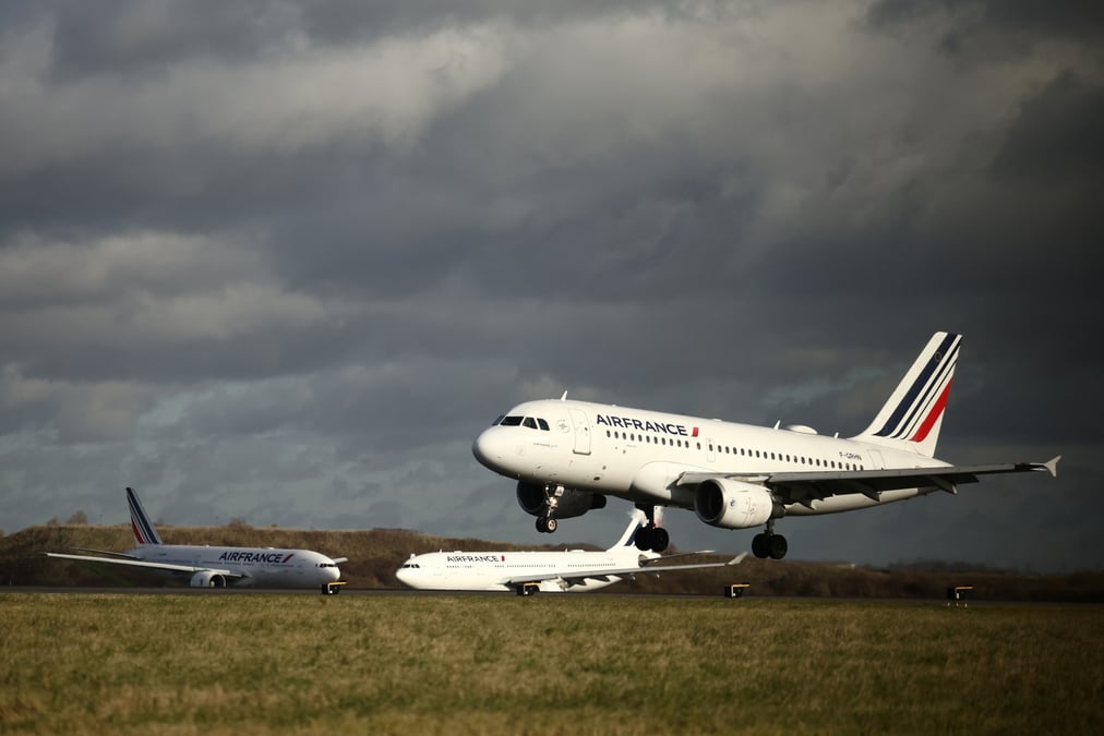 Un avion airbus a319 d'air france atterrit a l'aeroport paris charles de gaulle