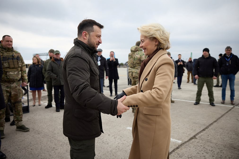 Volodimir zelensky et ursula von der leyen commemorent pres de kyiv le deuxieme anniversaire de l'invasion de l'ukraine par la russie