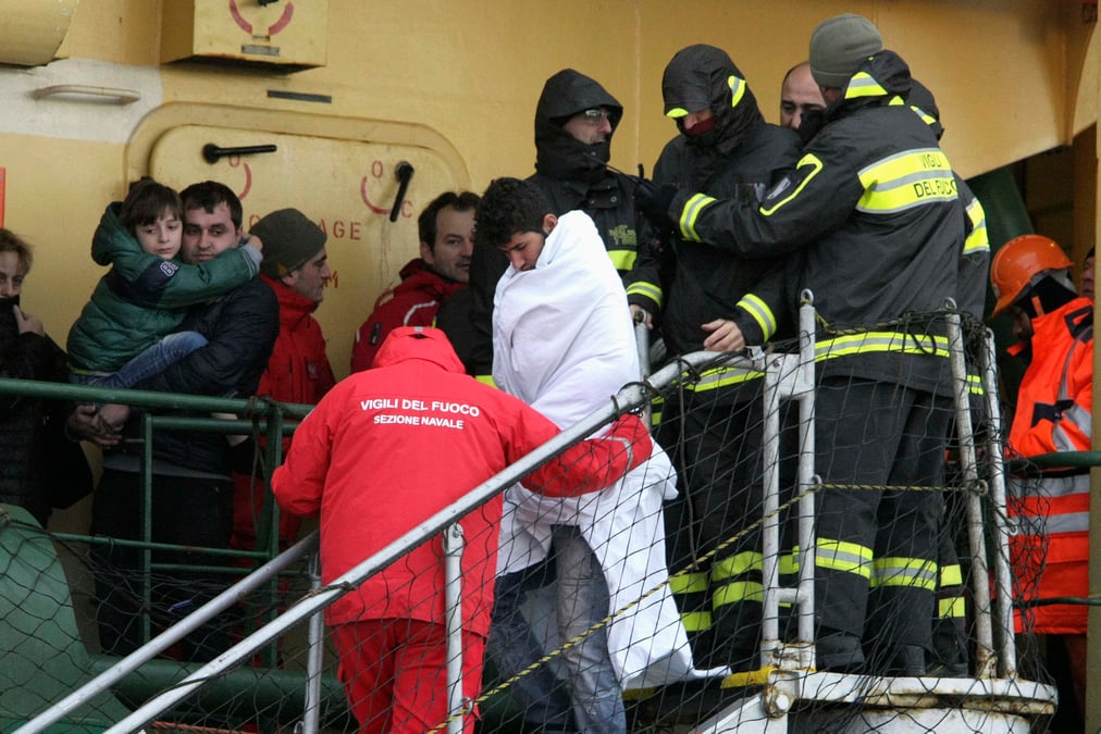 Des passagers du ferry arrivent en italie