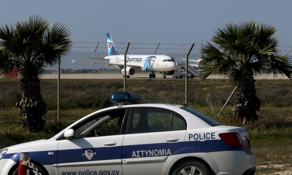Tous les passagers du vol egyptair liberes sauf quatre etrangers et l'equipage