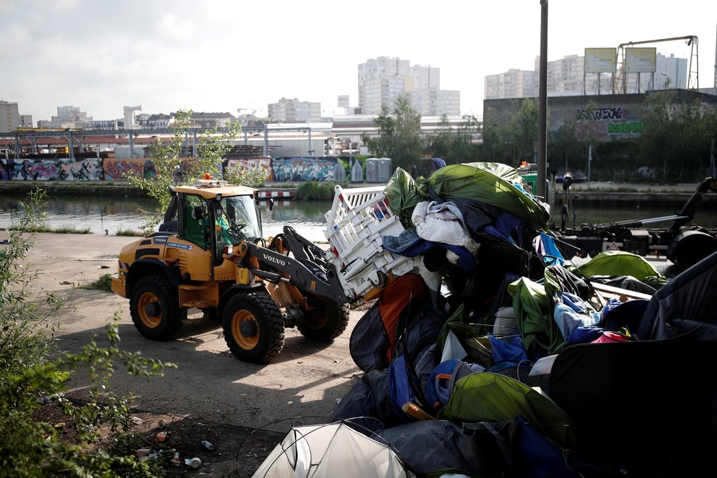 Deux campements de migrants evacues a paris