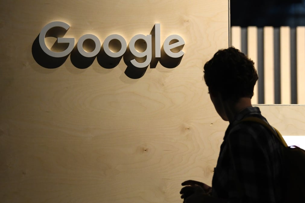 Une femme passe devant le logo de google a berlin