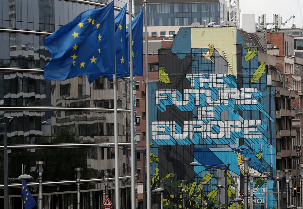 Photo d'archives : des drapeaux de l'union europeenne flottent pres du siege de la commission europeenne a bruxelles