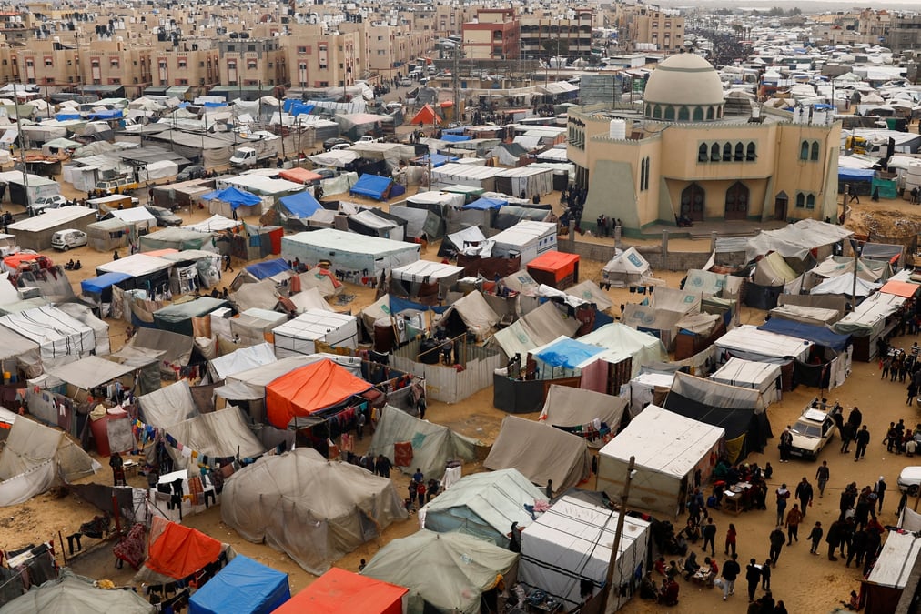 Des palestiniens deplaces, qui ont fui leurs maisons a cause des frappes israeliennes, s'abritent dans un camp de tentes, a rafah