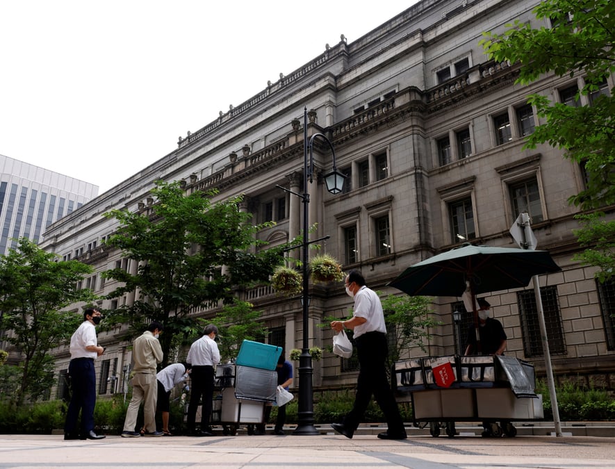 Des gens achetent leurs dejeuners devant le siege de la banque du japon a tokyo