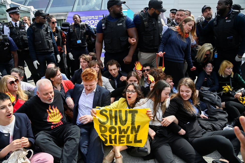 Photo de manifestants a l'exterieur du lieu de l'assemblee generale des actionnaires de shell