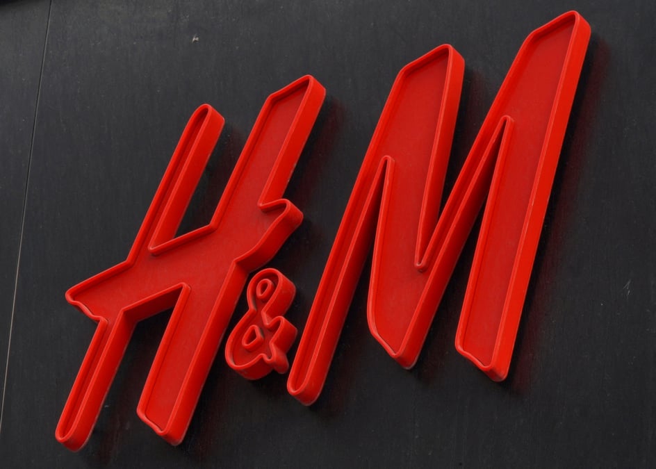 Le logo du detaillant de mode h&m a l'exterieur d'un magasin a stockholm
