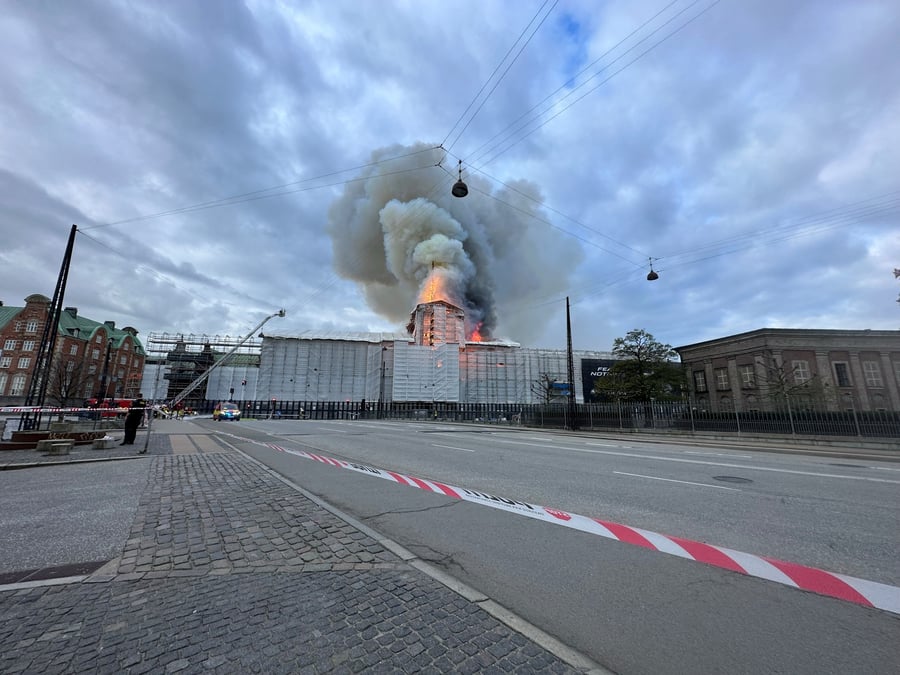 Des volutes de fumee se degagent lors d'un incendie a l'old stock exchange, boersen, a copenhague