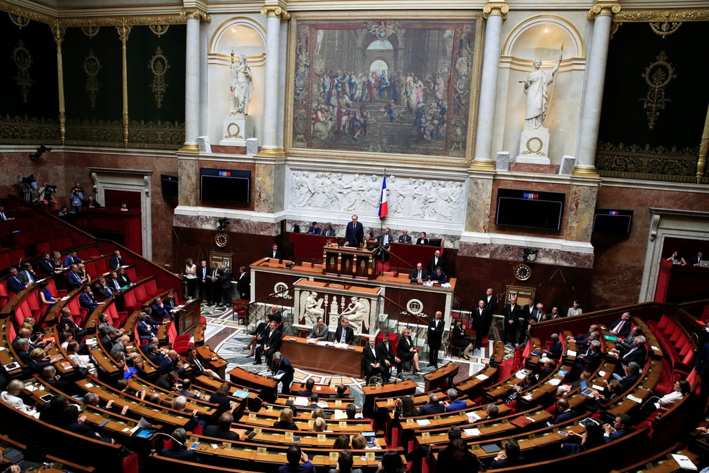 Les groupes de l'assemblee unis contre la violence anti-elus
