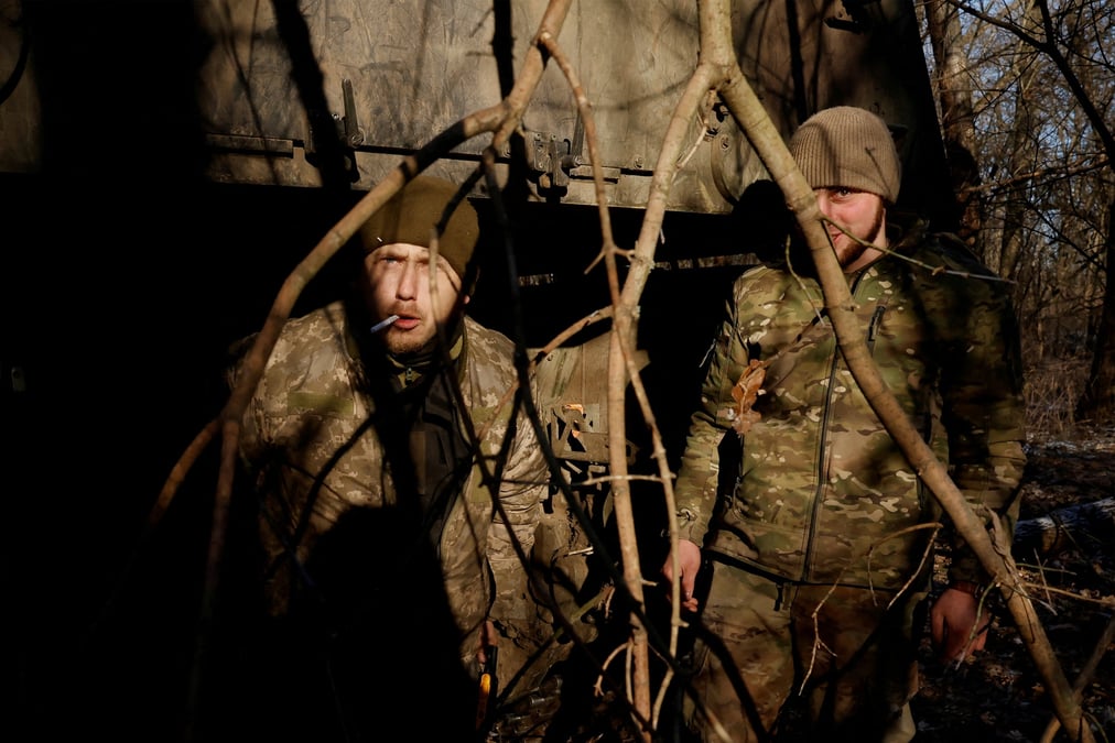 Des militaires ukrainiens utilisent un obusier allemand, panzerhaubitze 2000, pres de soledar