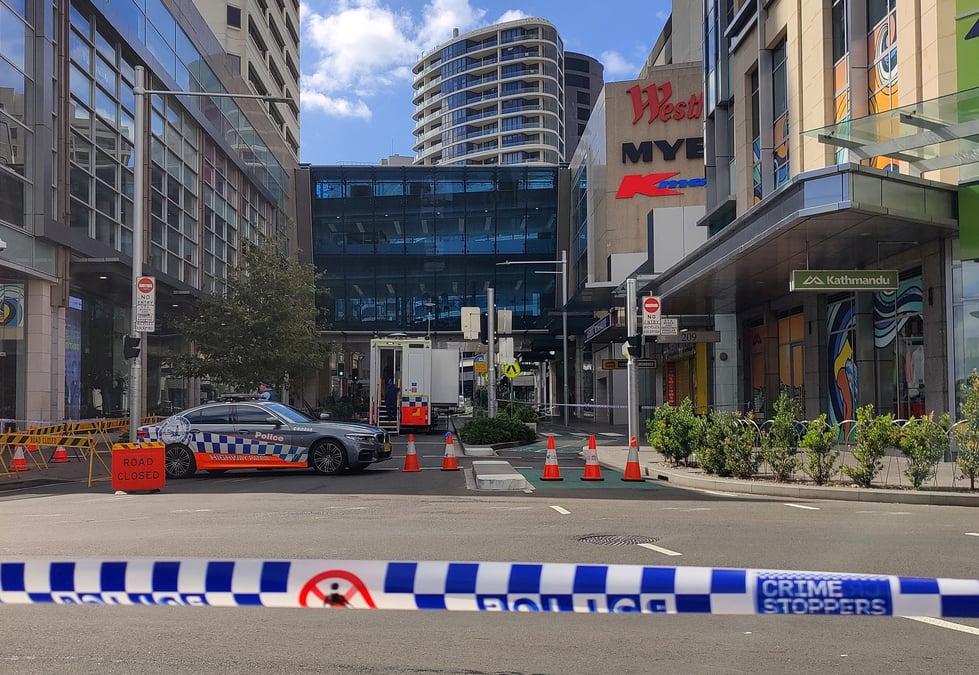 Vue d'une voiture de police a l'exterieur du westfield bondi junction, apres l'attaque survenue samedi a sydney
