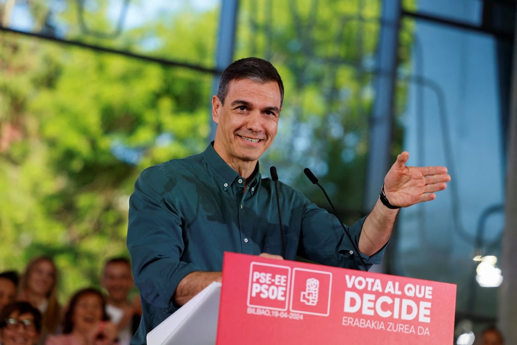 Le premier ministre espagnol pedro sanchez s'adressant a une reunion du parti socialiste basque