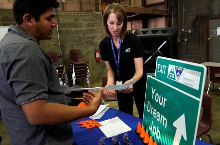 Plus d'emplois crees que prevu aux etats-unis, hausse des salaires