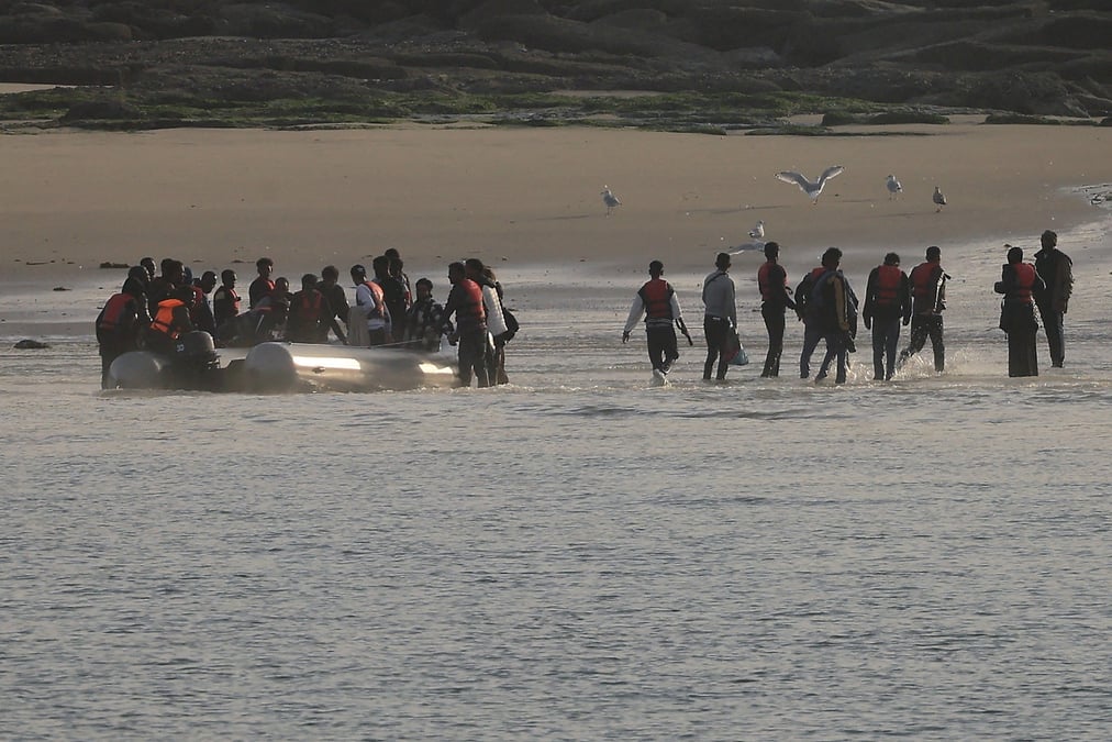 Phto d'archives des bateaux de migrants traversent la manche alors que le temps chaud et la mer calme sont favorables aux traversees