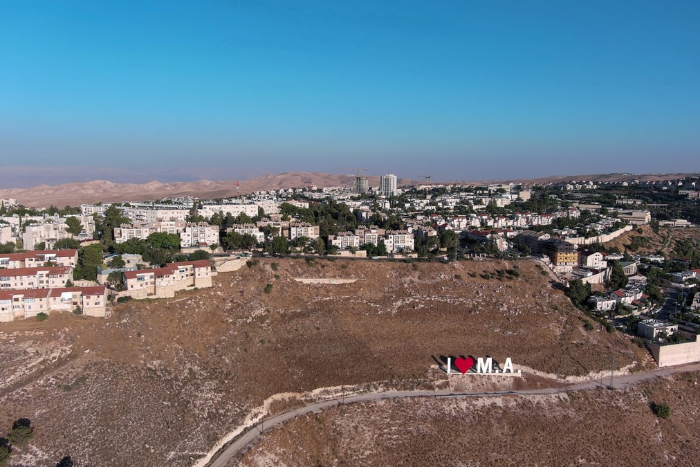 Vue aerienne de la colonie juive de maale adumim en cisjordanie