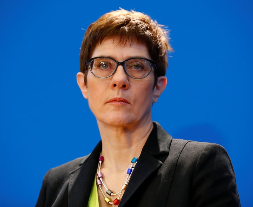 Kramp-karrenbauer legerement favorite pour succeder a merkel, selon un sondage