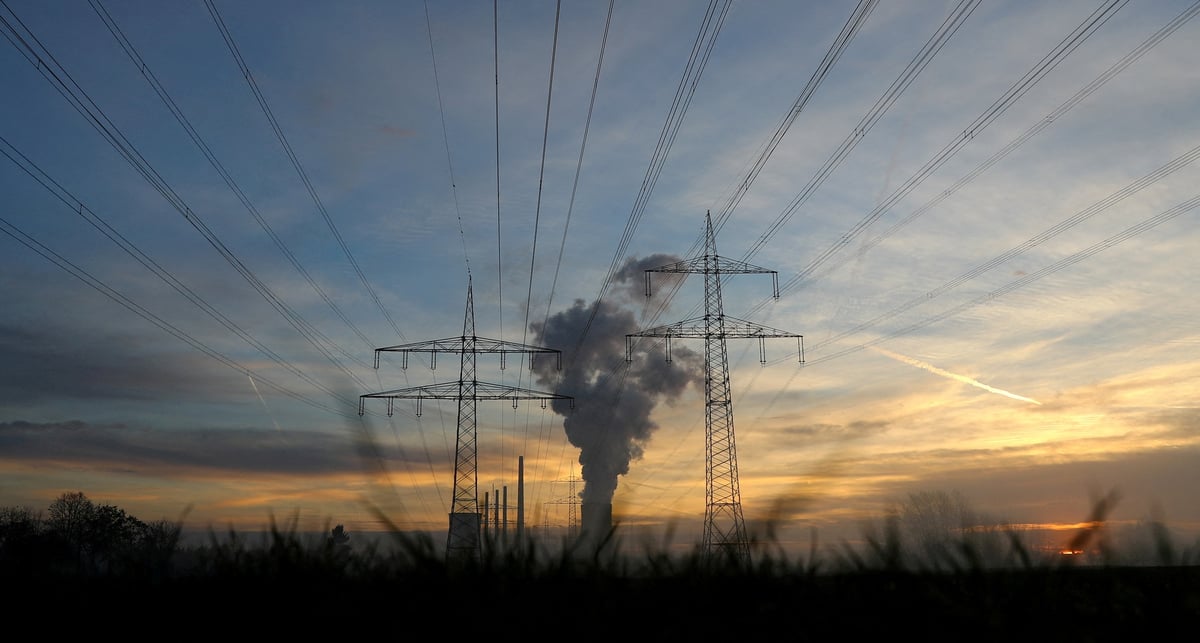 Vue des lignes a haute tension partant de la centrale au charbon uniper a hanau