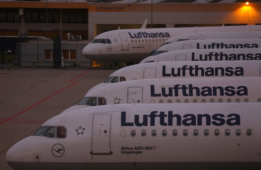 Photo d'archives d'avions lufthansa a l'aeroport de francfort