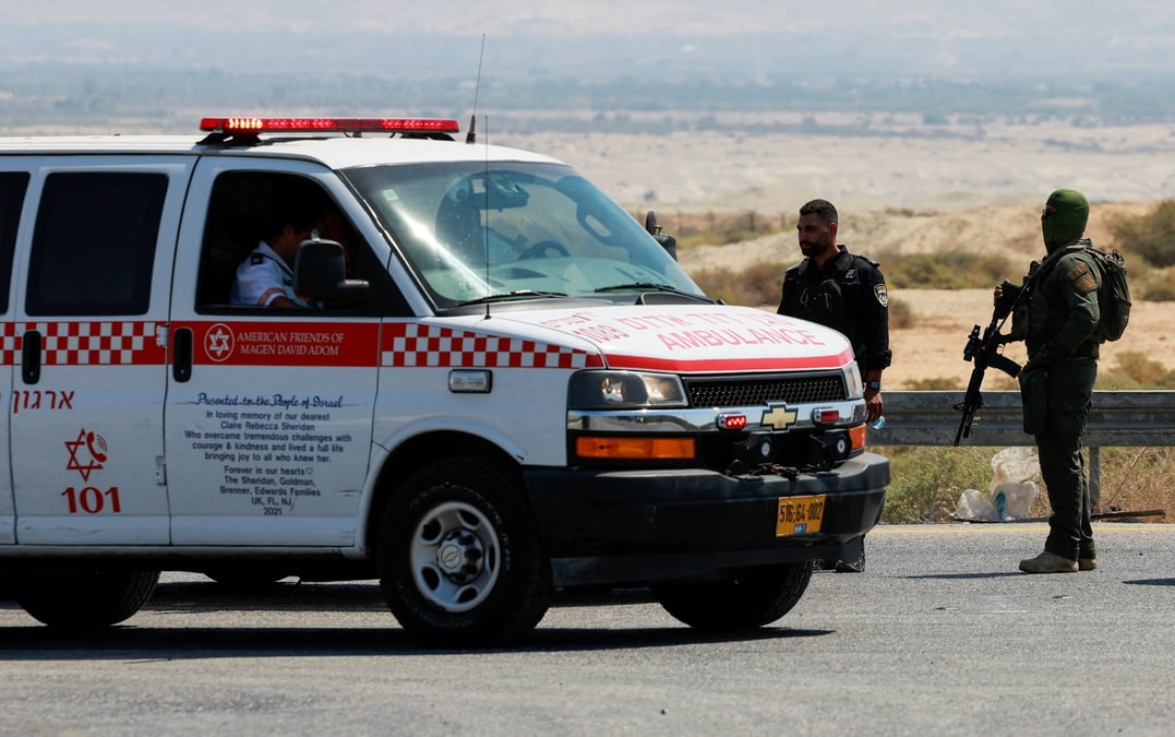 Un policier et un soldat israeliens patrouillent pres du pont allenby entre la cisjordanie occupee et la jordanie