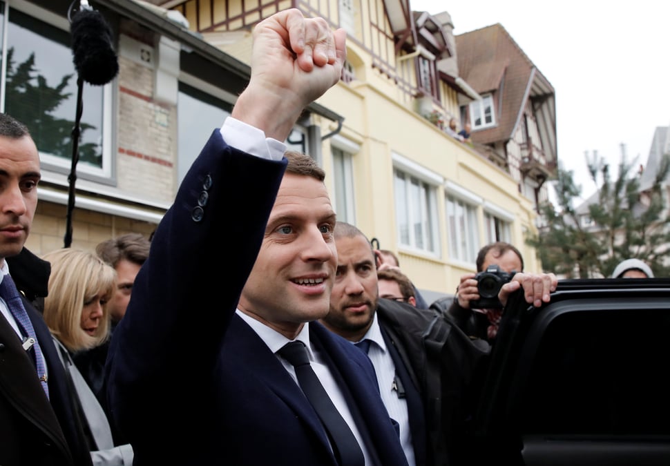 Premieres estimations: macron et le pen au 2nd tour