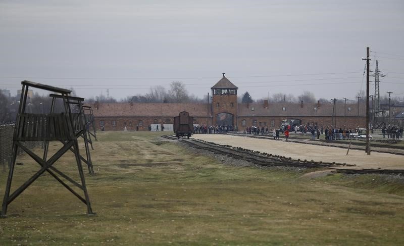 Varsovie penalise tout recours a la formule "camps de la mort polonais"