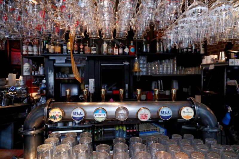 Un million de bieres attendent les buveurs a la reouverture des bars en europe