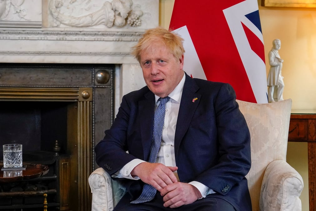 Grande-bretagne: johnson promet des baisses d'impots et des mesures de relance, selon une source