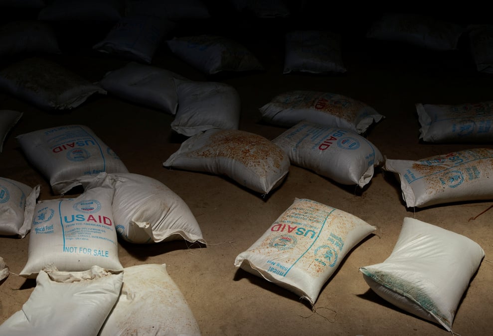 Une pile de sacs de cereales envoyes d'ukraine photographiee a l'entrepot du programme alimentaire mondial dans la ville d'adama, en ethiopie