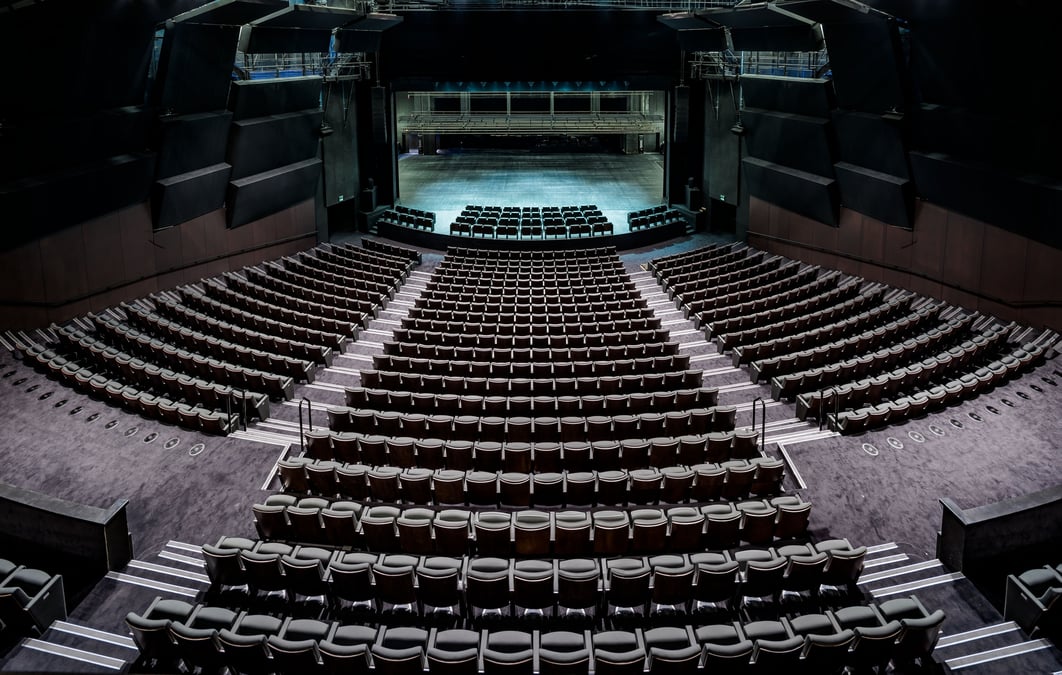 Entièrement rénové et modernisé, le grand théâtre du Quartz, la Scène nationale brestoise, dispose d’une capacité de près de 1500 places, qu’un petit théâtre complète de 305 places. Inauguré vendredi 19 janvier avec une soirée de gala, cet équipement est un élément phare de la stratégie culturelle de la ville et de son attractivité.