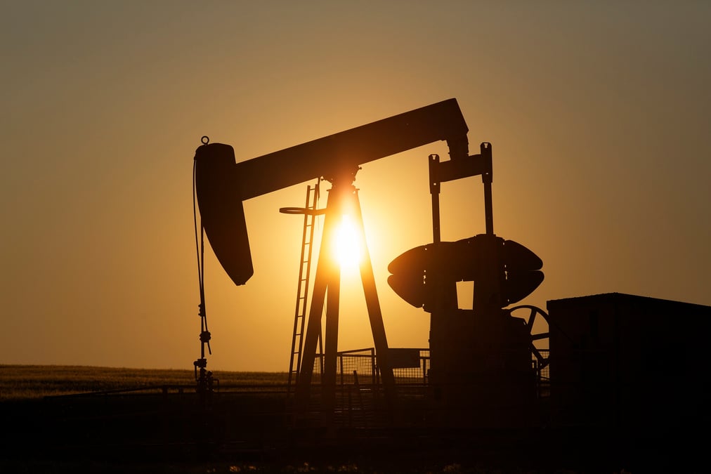 Un verin pompe du petrole dans un champ pres de calgary