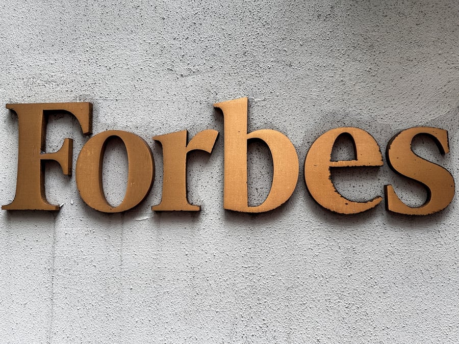 Un logo forbes a manhattan, new york city