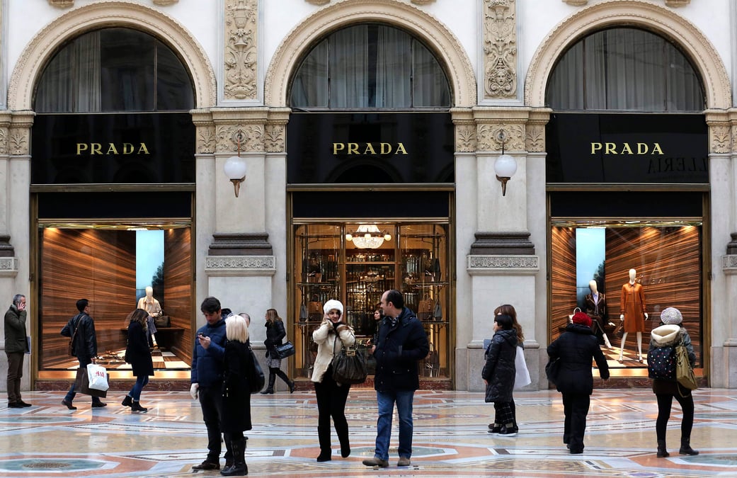 Apres avoir vu ses ventes reculer en 2014, prada promet de maitriser ses couts