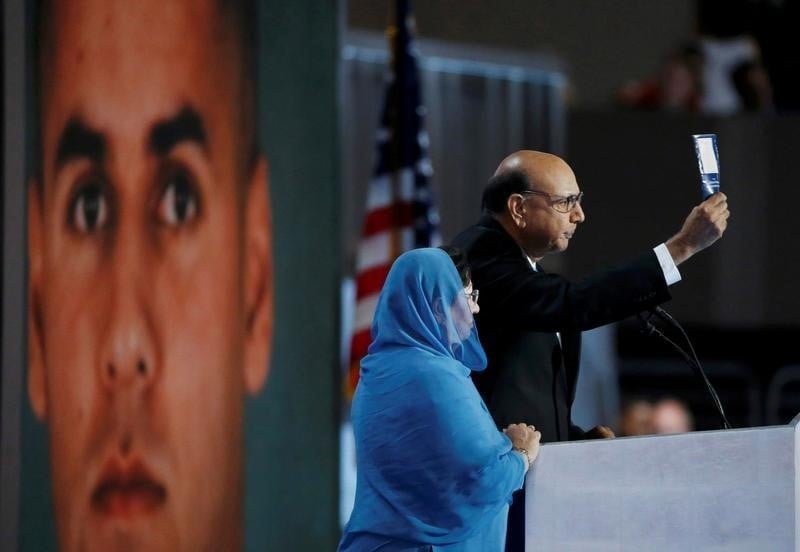 La polemique entre donald trump et la famille khan ne cesse pas