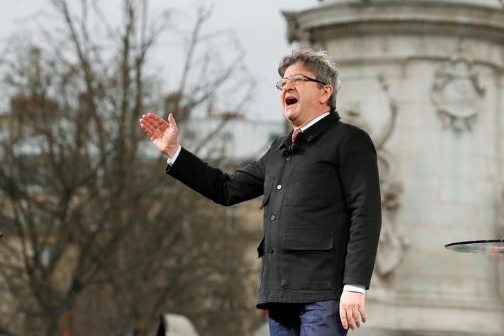 Melenchon galvanise ses soutiens et vise les indecis