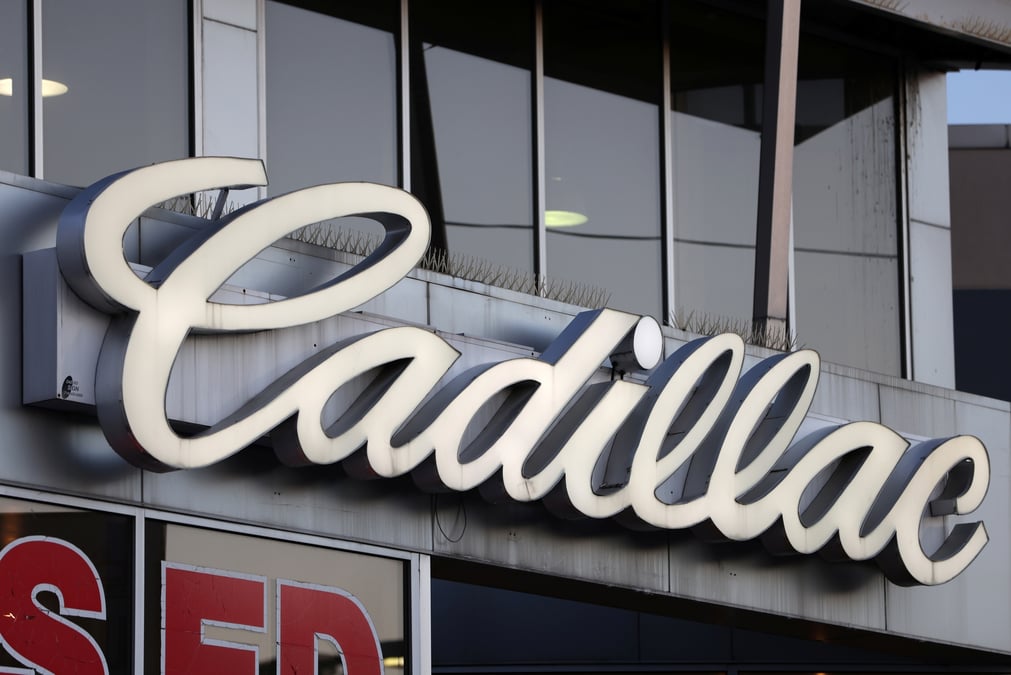 Des panneaux de signalisation pour cadillac, une marque automobile appartenant a general motors