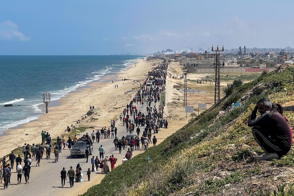 Des palestiniens, deplaces par l'offensive militaire israelienne sur le sud de la bande de gaza, tentent de retourner chez eux dans le nord de la bande de gaza, vu du centre de la bande de gaza