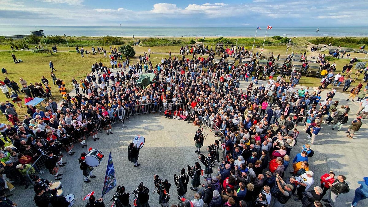 Une cérémonie à Juno Beach - Courseulles-sur-mer (Calvados).