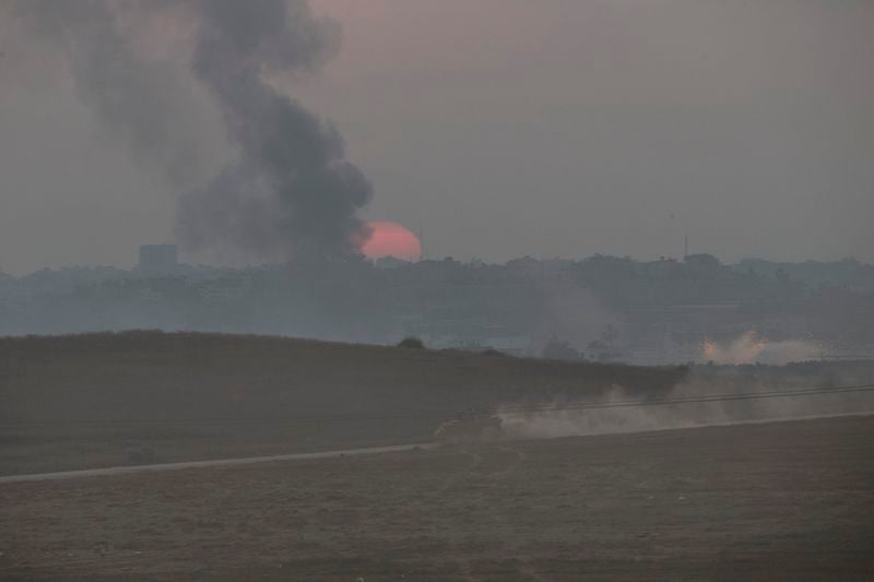 Israël accentue ses frappes à Gaza privé d'électricité