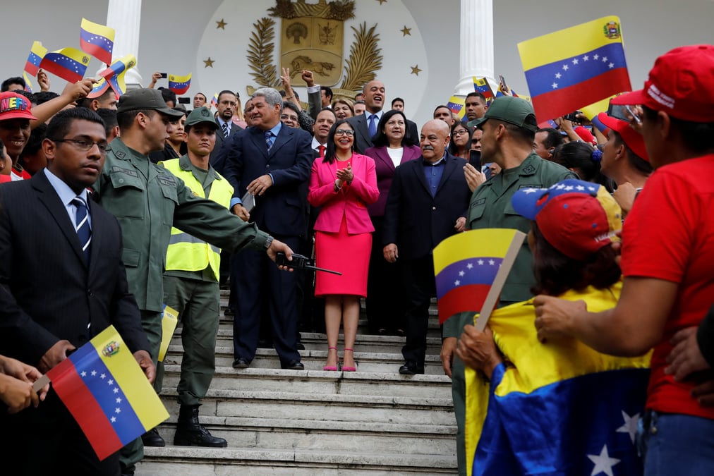 Venezuela: quatre gouverneurs de l'opposition acceptent l'investiture
