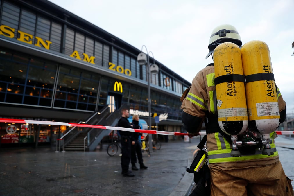 Trafic perturbe dans une gare de berlin apres un degagement de fumee