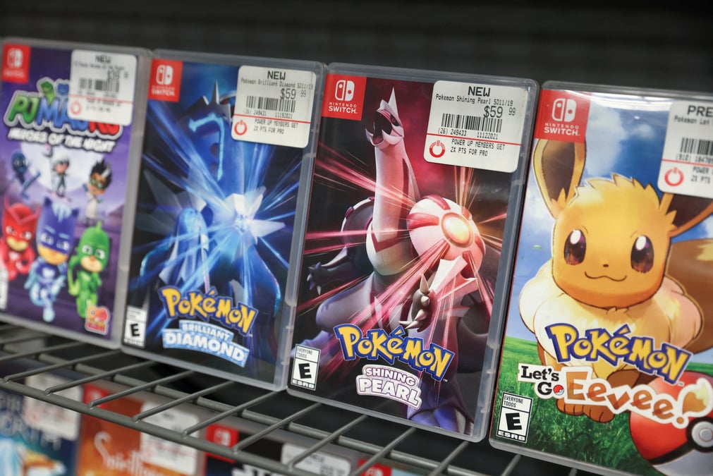 Photo d'archives de jeux pokemon dans un gamestop a manhattan, new york