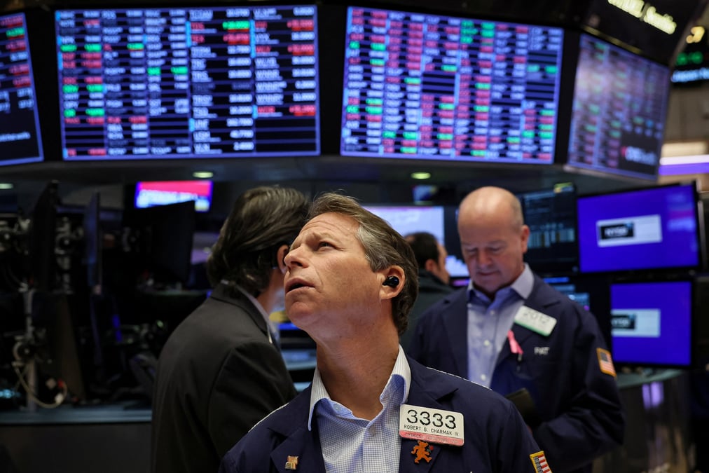 Des traders travaillent sur le parquet de la bourse de new york (nyse)