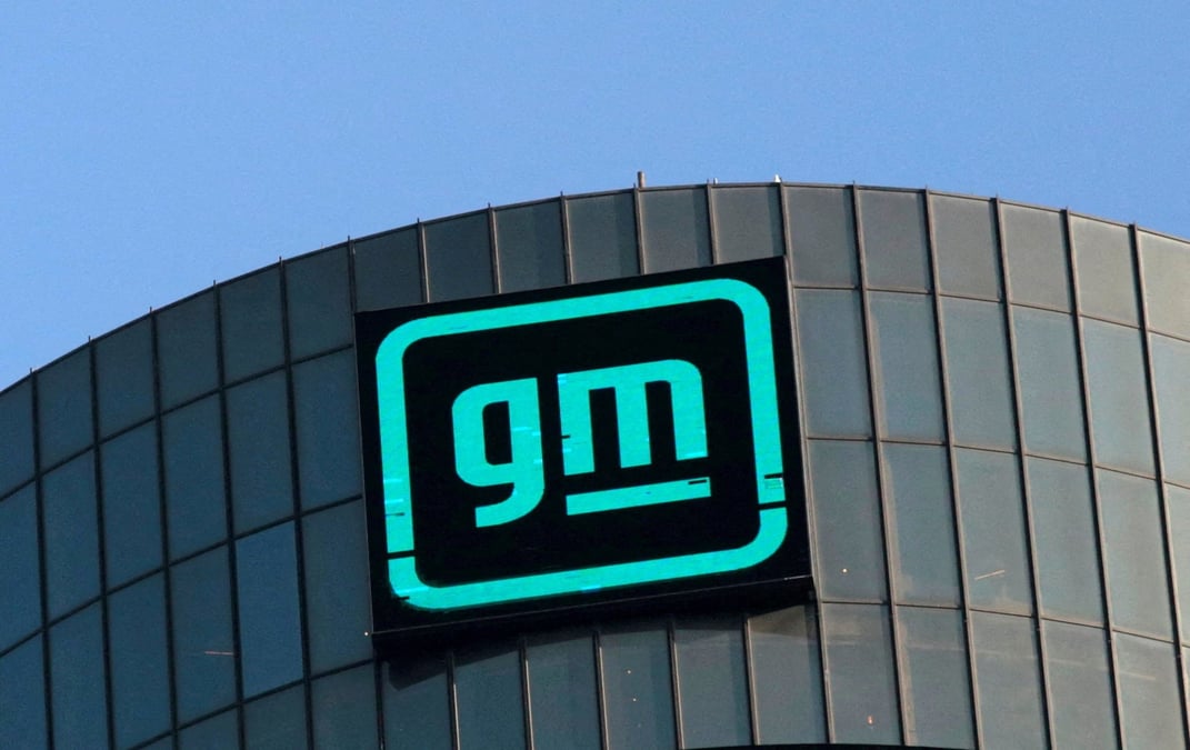 Le nouveau logo de gm sur la facade du siege de l'entreprise a detroit