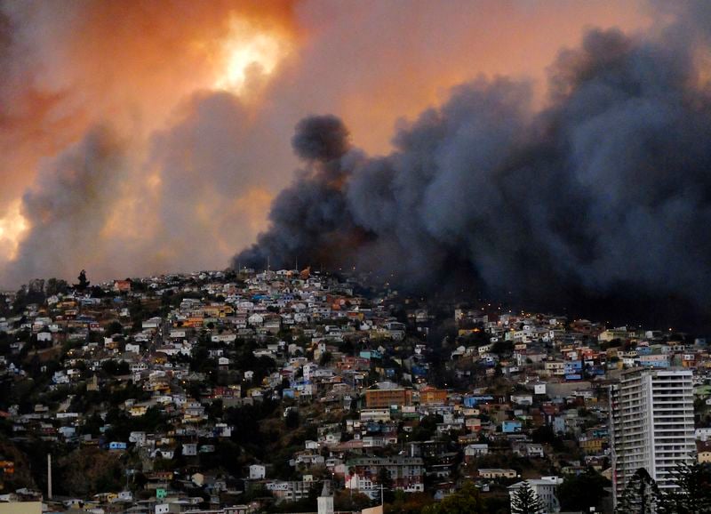 Un incendie géant dévaste une partie de Valparaiso