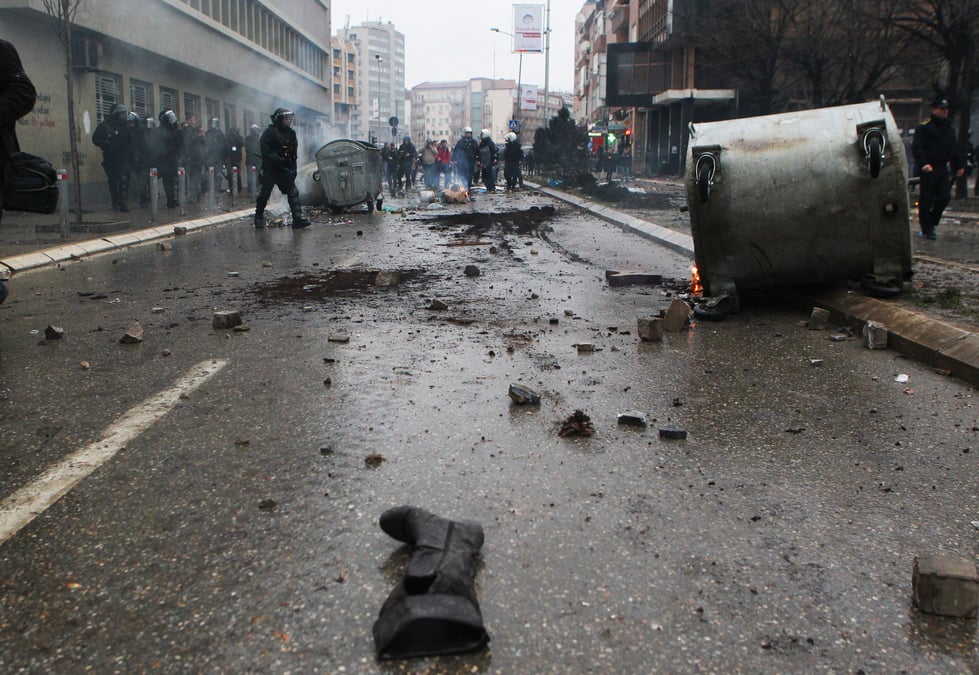 Violente manifestation antigouvernementale au kosovo